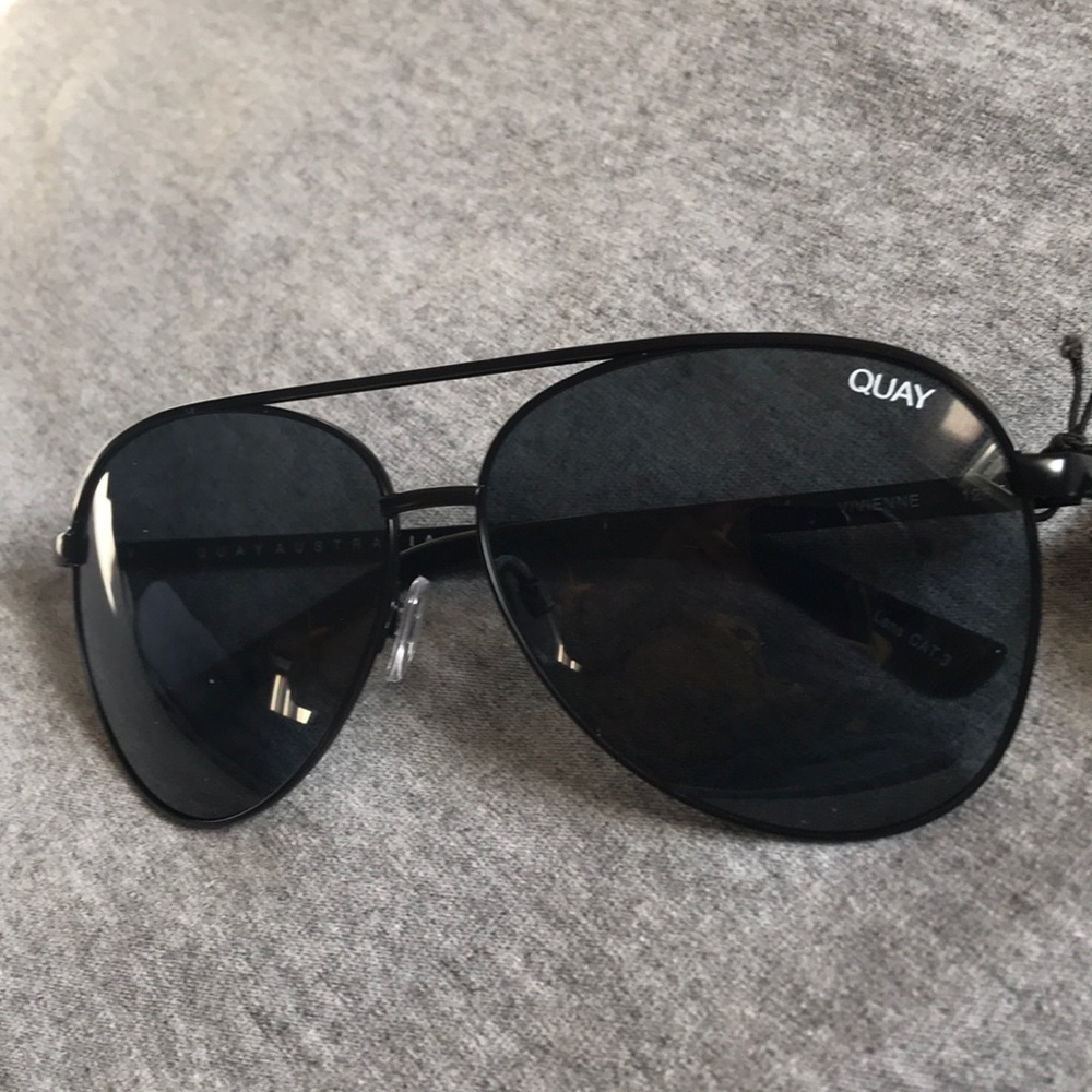 Quay Australia aviators with lens case